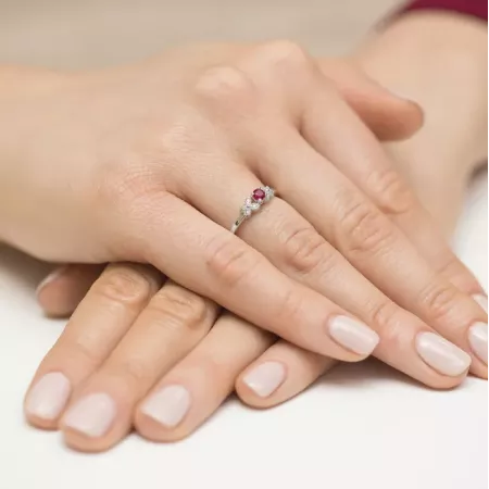 Pierścionek 585 Białe Złoto Rubin Diamenty Grawer Pierścionek 585 Białe Złoto Rubin Diamenty Grawer