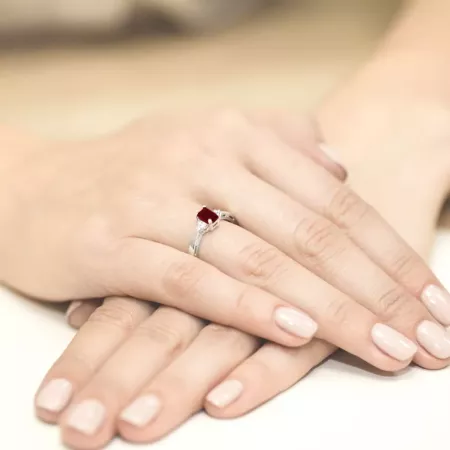 Pierścionek Granat Diamenty Białe Złoto Próba 585 Pierścionek Granat Diamenty Białe Złoto Próba 585