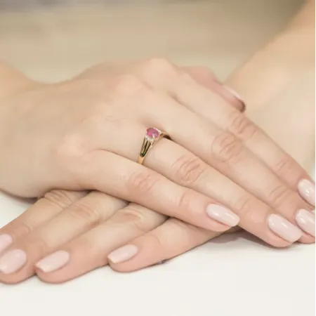 Pierścionek w Białym Złocie Rubin 0,60ct i Diament Pierścionek w Białym Złocie Rubin 0,60ct i Diament