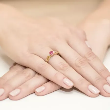 Pierścionek w Białym Złocie Rubin 0,60ct i Diament Pierścionek w Białym Złocie Rubin 0,60ct i Diament