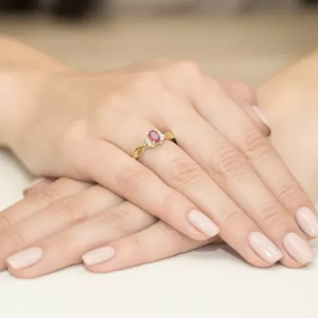 Złoty Elegancki Pierścionek Rubin 0,60ct Brylanty Złoty Elegancki Pierścionek Rubin 0,60ct Brylanty