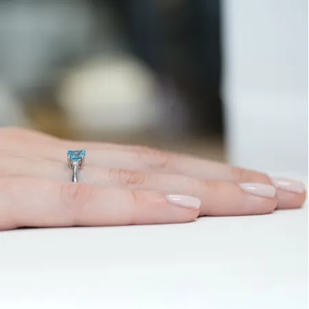 Pierścionek 585 w Białym Złocie z Topazem 1,10ct