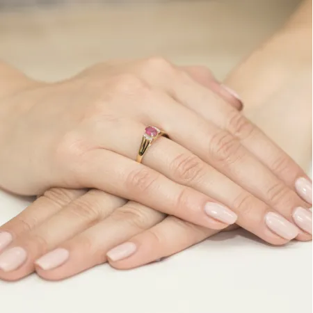 Pierścionek w Białym Złocie Rubin 0,60ct i Diament