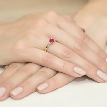 Pierścionek w Białym Złocie Rubin 0,60ct Brylanty