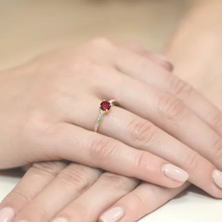 Pierścionek Zaręczynowy Rubin Diamenty Białe Złoto