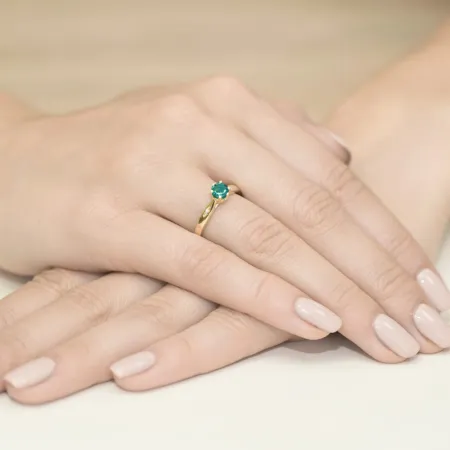 Pierścionek 585 w Białym Złocie Szmaragd Diamenty