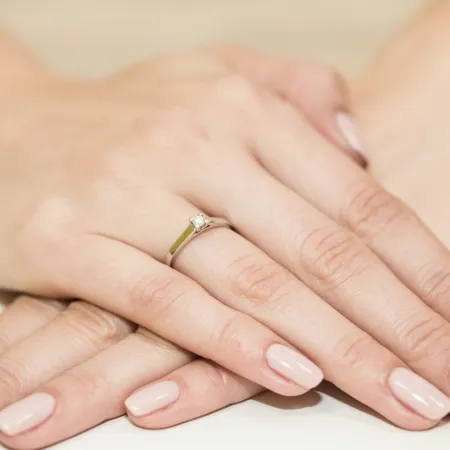 Pierścionek 585 Białe Złoto Brylant 0,10ct Grawer