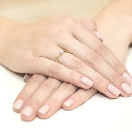 Złoty Pierścionek Zaręczynowy z Brylantem 0,10ct