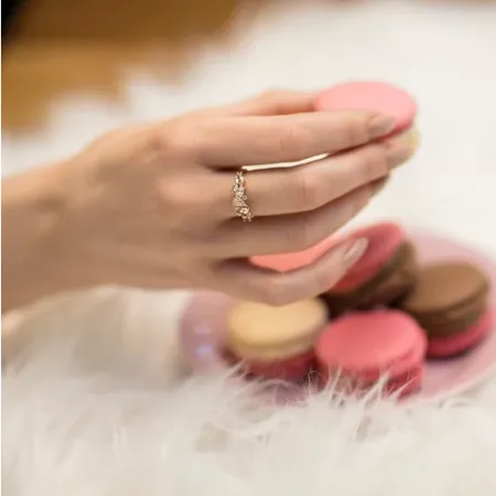 PIERŚCIONEK Z MORGANITEM I DIAMENTAMI PRÓBA 585